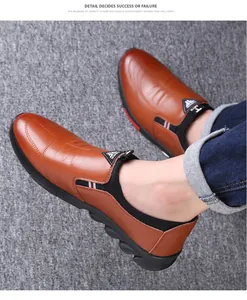 Détail macro d'une chaussure en cuir marron avec sangle rayée et semelle en caoutchouc