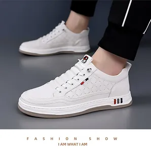 Makroansicht weißer Ledersneaker mit Rautenmuster und atmungsaktiven Perforationen