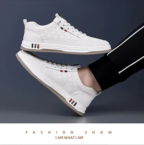 Detailansicht weißer Herren-Sneaker mit geometrischen Texturen und rot-blauen Farbakzenten