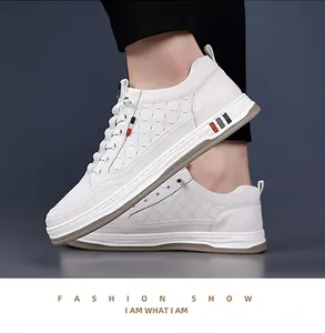 Detailansicht weißer Herren-Sneaker mit geprägter Textur und farbigen Seitenstreifen