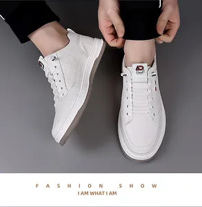 Detail weißer Herren-Freizeitschuhe mit strukturiertem Rautenmuster aus Lederimitat