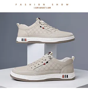 Detailansicht beiger Sneakers mit geprägtem Karomuster und dreifarbigen Streifen am Rand