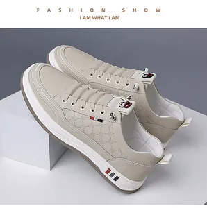Detail von beigem Herren-Sneaker mit Karomuster und farbigen Akzenten an der Sohle