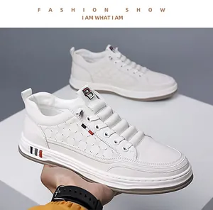 Makroansicht weißer Leder-Sneaker mit rot-blauem Webband und gesteppter Textur
