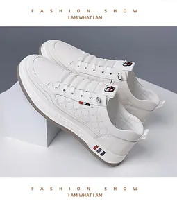 Detailansicht weißer Sneaker mit farbigen Streifen und Branding auf der Zunge aus Leder