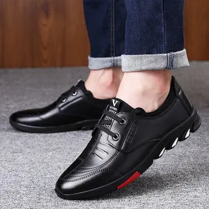 Chaussures business en cuir noir pour homme avec texture gaufrée et semelle sport souple