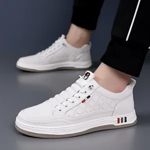 Herren Sneaker aus weißem Leder mit Rautenstruktur und auffälligem roten B-Logo-Detail