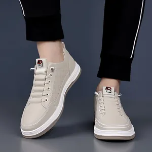 Beigefarbene Herren-Freizeitsneaker aus Leder mit Prägemustern und dicker weißer Gummisohle