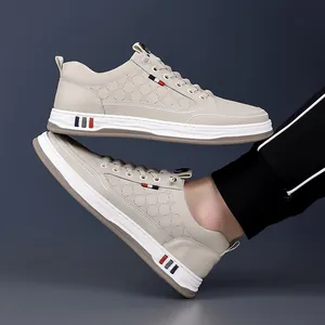 Beigefarbene Herren-Sneaker mit Z-Strukturmuster und dicker weißer Sohle für Freizeit