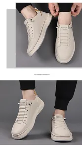 Vista laterale e frontale di mocassini beige da uomo con suole spesse alla moda e lacci