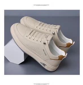 Dettaglio di sneaker beige con tallone in pelle marrone e logo su supporto geometrico