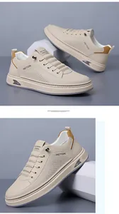 Dettaglio ravvicinato della trama in mesh traspirante e del tallone in pelle marrone delle scarpe