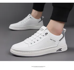 Dettaglio di sneaker bianche da uomo con trama intrecciata e suola in gomma usurata