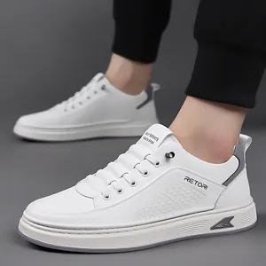 Sneaker casual da uomo in pelle bianca con suole spesse e design slip-on traspirante