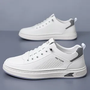 Sneakers bianche minimaliste da uomo con mesh traspirante e dettagli grigi