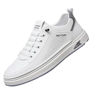 Sneakers bianche da uomo minimaliste in pelle sintetica con texture traspirante