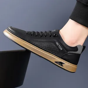 Ανδρικά slip-on sneakers σε μαύρο χρώμα με υφή κηρήθρας και σόλα από καουτσούκ