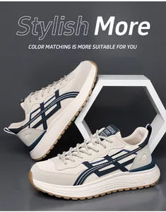 Vue détaillée des baskets sportives blanc cassé avec des rayures classiques bleu marine
