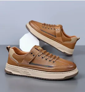 Détail de chaussures décontractées en cuir marron pour homme avec semelles beiges