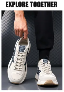 Détail macro des matériaux beige et des rayures latérales sur les baskets pour hommes