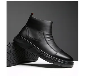 Détail de bottines en cuir noir montrant la texture fine et la tirette de talon rouge et noir