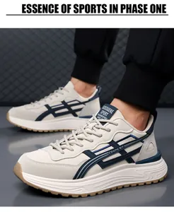 Gros plan sur la semelle en gomme antidérapante d'une chaussure de sport rétro pour homme