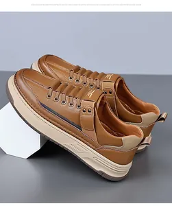 Gros plan détaillé d'une chaussure en cuir marron avec surpiqûres en U et logo ailé