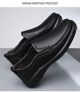 Primer plano de mocasín de cuero negro con acabado texturizado y costura artesanal