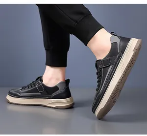Détail de chaussures décontractées en cuir noir avec coutures contrastées et semelle antidérapante