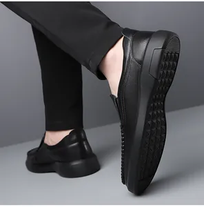 Detalle de mocasines de cuero negro para hombre con suelas gruesas antideslizantes