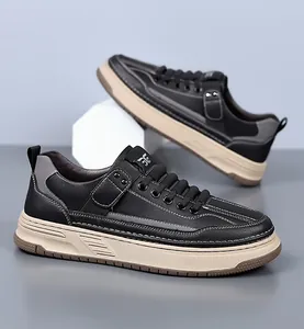 Détail de la tige en cuir grainé noir et de la semelle épaisse en caoutchouc beige pour hommes