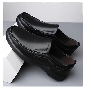 Detalle de mocasín de cuero negro con textura de lichi y costuras hechas a mano de cerca