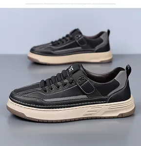 Vue détaillée des baskets noires en cuir pour hommes avec talon gris et semelle en caoutchouc