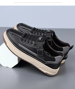 Détail des coutures en cuir synthétique noir et de la semelle épaisse beige du soulier