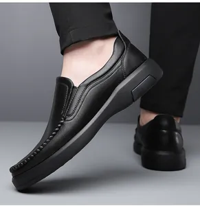 Primer plano de mocasines de cuero negro con acabado texturizado y suela gruesa de goma