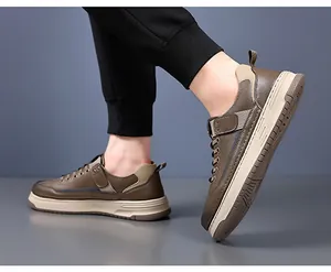 Détail de chaussures décontractées marron pour hommes avec semelle crème épaisse et lacets