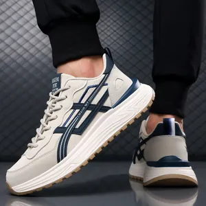 Baskets de course homme stylées blanc cassé avec rayures bleu marine et semelle épaisse