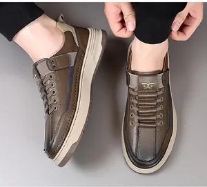 Détail de baskets en cuir marron pour hommes avec logo ailes dorées et semelle épaisse