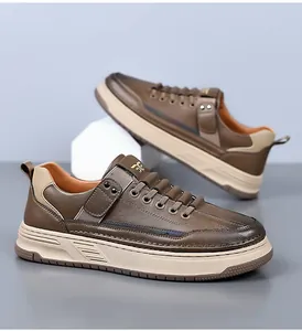 Gros plan montrant le cuir de grain de litchi et les coutures de chaussures décontractées