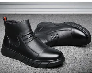 Détail de la texture en cuir noir de haute qualité avec plis sur les bottes pour hommes