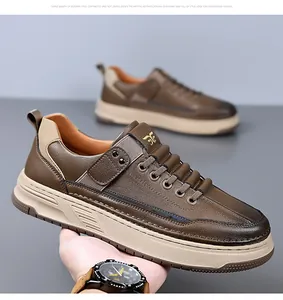 Détails de la texture du cuir grainé marron foncé et logo métallique sur chaussure homme