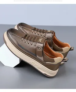 Détail de mocassins pour hommes en cuir grainé marron avec boucle en métal chic