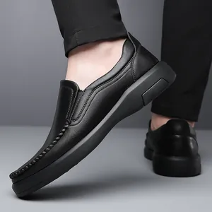 Klassieke zwarte leren instappers voor heren met rubberen zool voor zakelijk en casual gebruik