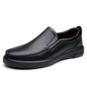 Zwarte herenloafers van leer met decoratieve vlechtstiksels en dikke rubberen zolen