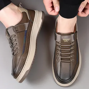 Chaussures décontractées rétro en cuir marron foncé pour homme avec semelles beiges