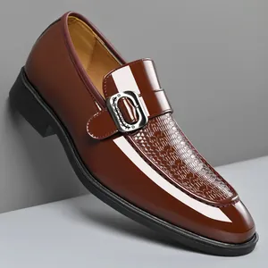 Makroaufnahme von dunkelbraunem Lackleder-Business-Schuh mit Krokoprägung und Silberschnalle