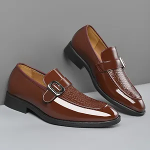 Detailaufnahme dunkelbrauner Lederschuh mit Kroko-Prägung und Metallschnallen-Akzent