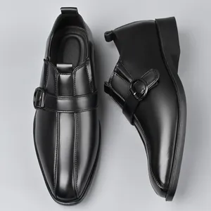 Dettaglio scarpe monk da uomo in pelle nera con elegante fibbia in metallo
