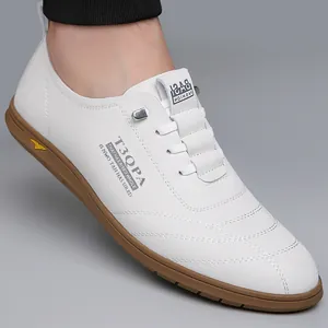 Ανδρικά casual λευκά δερμάτινα slip-on παπούτσια με μαλακή σόλα και καφέ λαστιχένια βάση