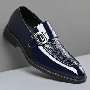 Details von dunkelblauen Lacklederschuhen mit Krokostruktur und Silberschnalle